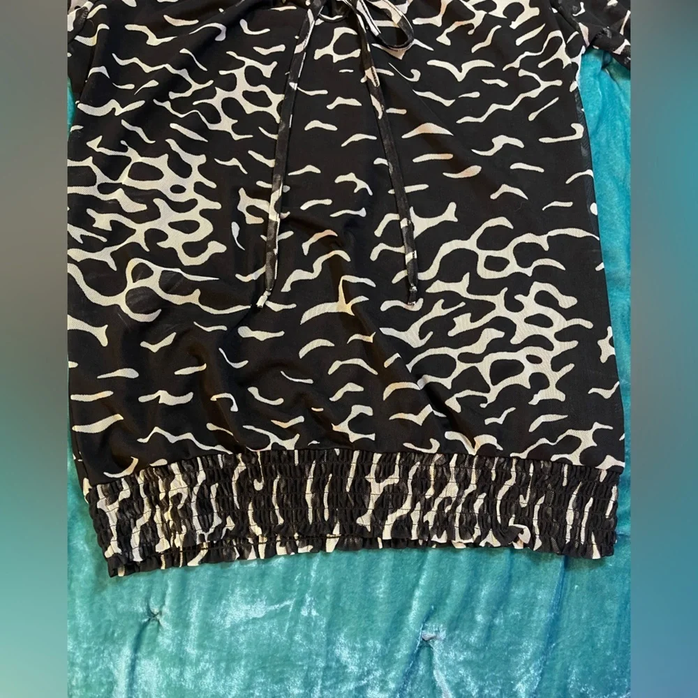 Black and white blouse - Picture 3 of 3